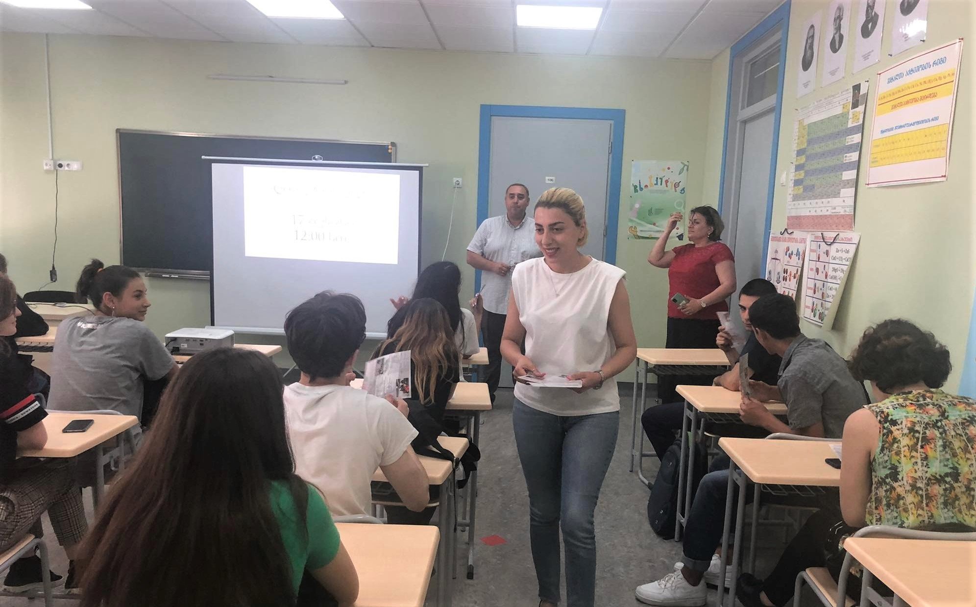 საინფორმაციო შეხვედრა სკოლის მოსწავლეებთან